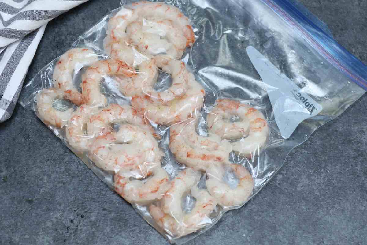 Crevettes assaisonnées scellées dans le vide dans un sac avec un sceau hermétique.
