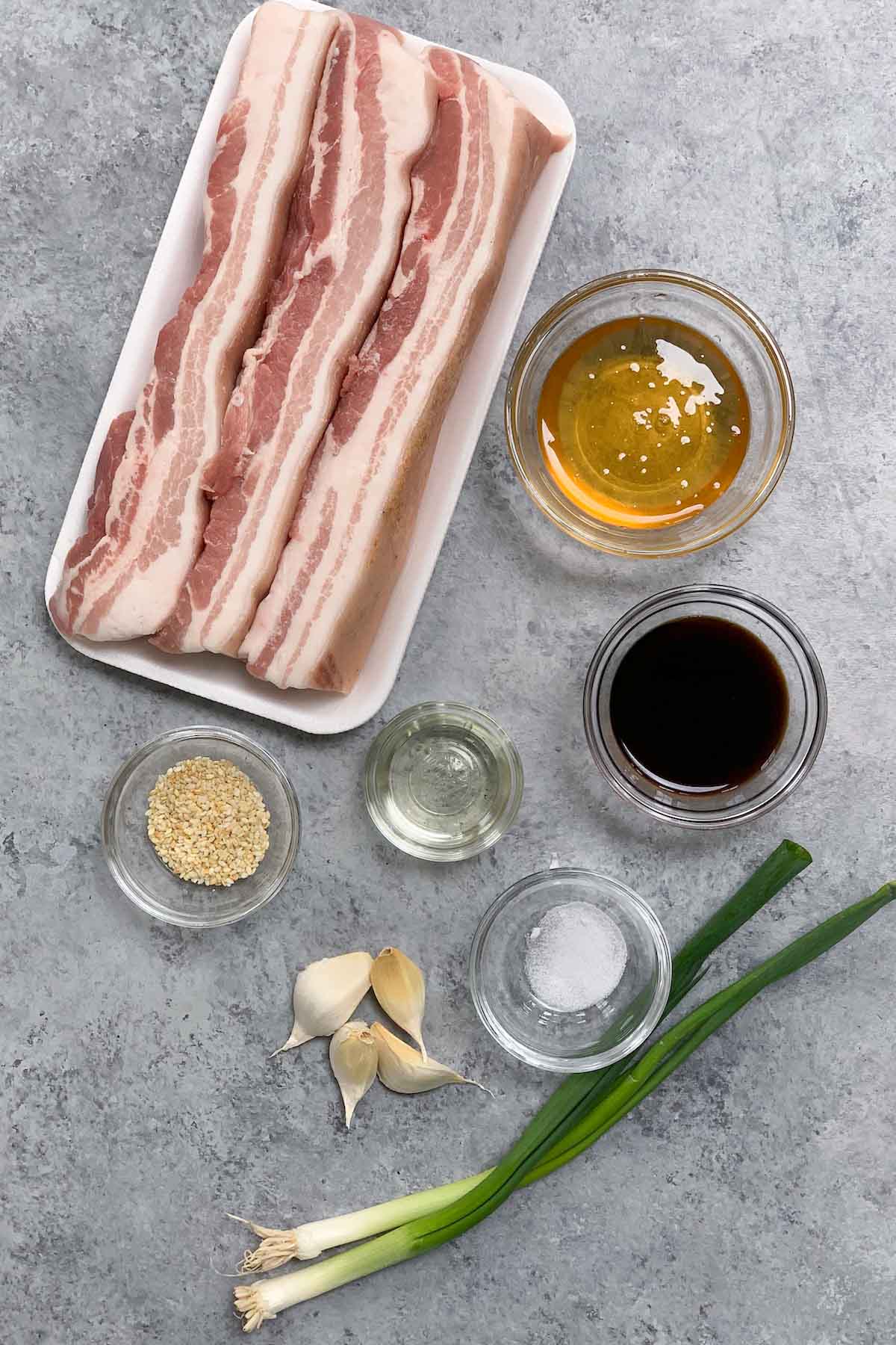 Mettre les ingrédients de la poitrine de porc sous vide sur le comptoir.