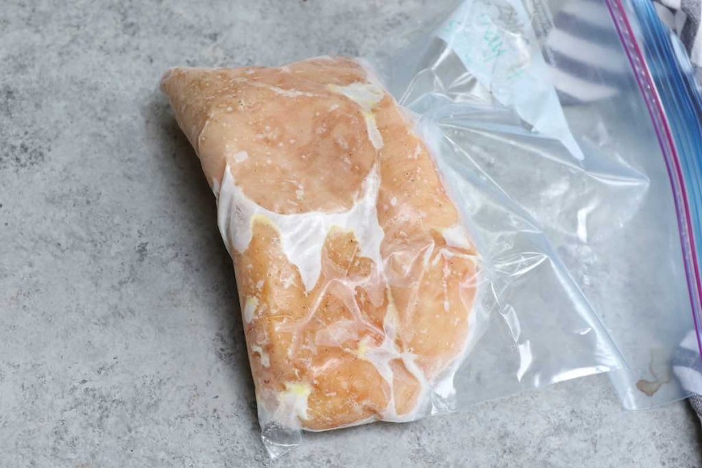 Poitrines de poulet congelées et emballées sous vide dans un sac à fermeture éclair.
