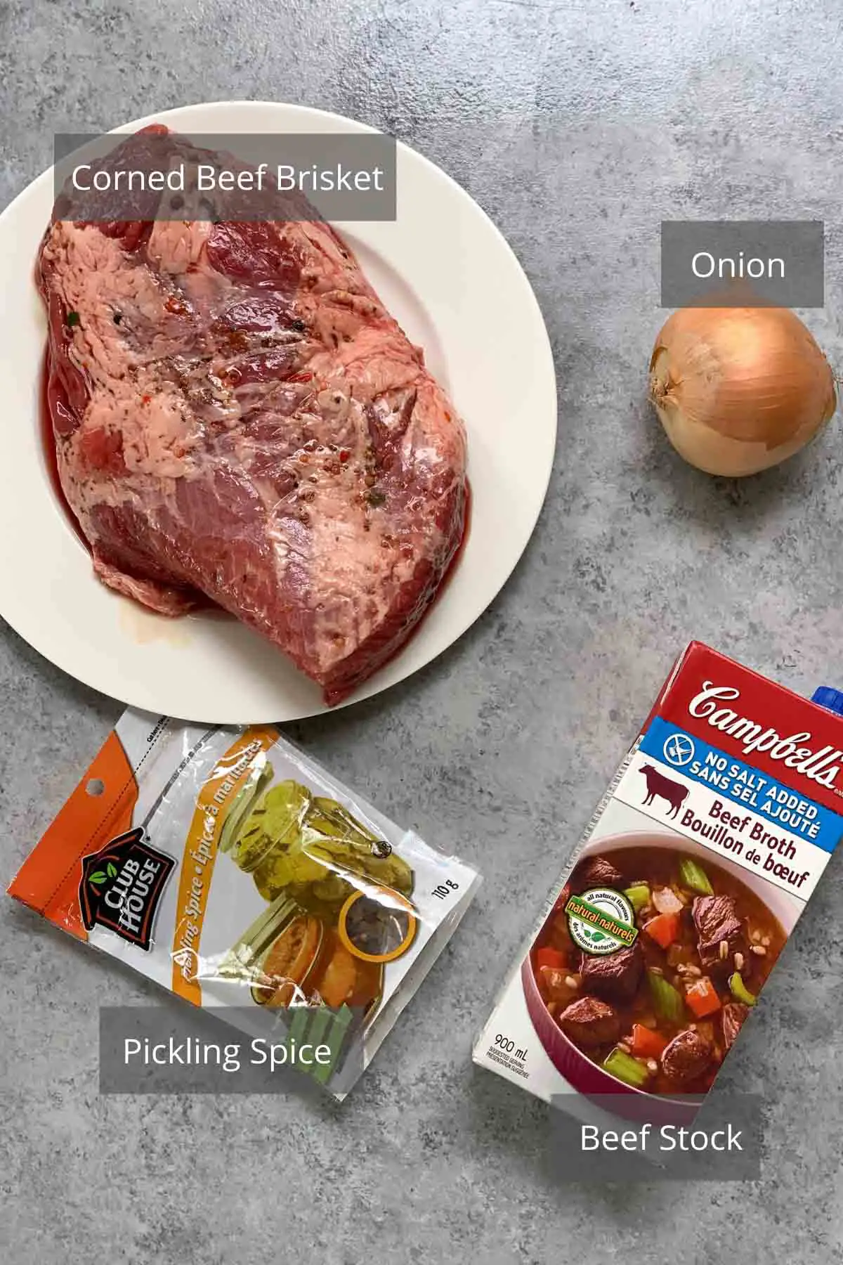 Mettre sous vide les ingrédients du corned-beef en conserve sur le comptoir.