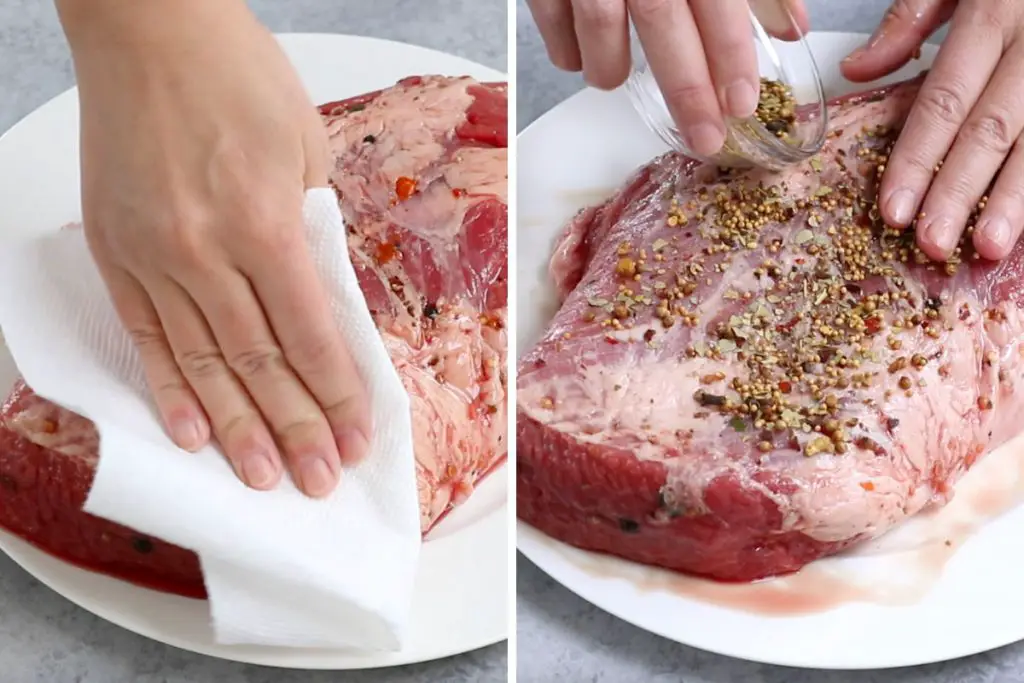 Recette de corned beef al sous Vide étape 2 photos : assaisonner la poitrine de corned beef.