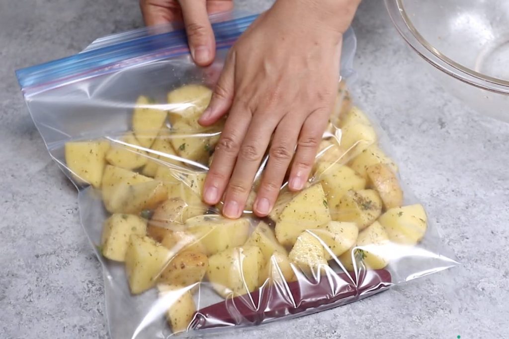 Placez les pommes de terre dans un sac à fermeture éclair et fermez-le sous vide.