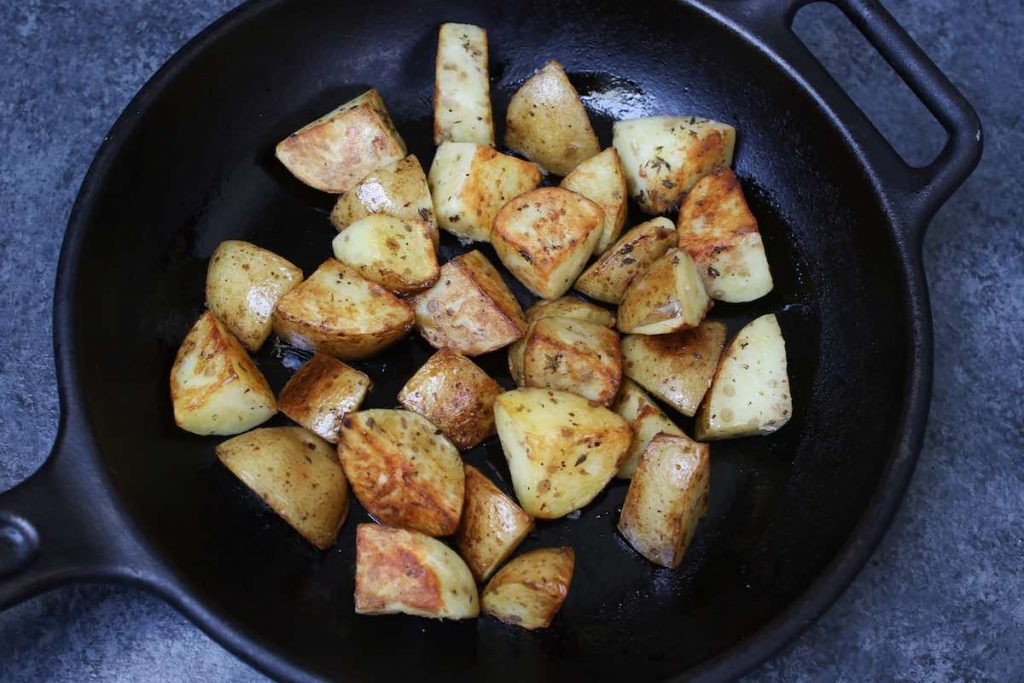Mettez les pommes de terre cuites sous vide dans une poêle en fonte.