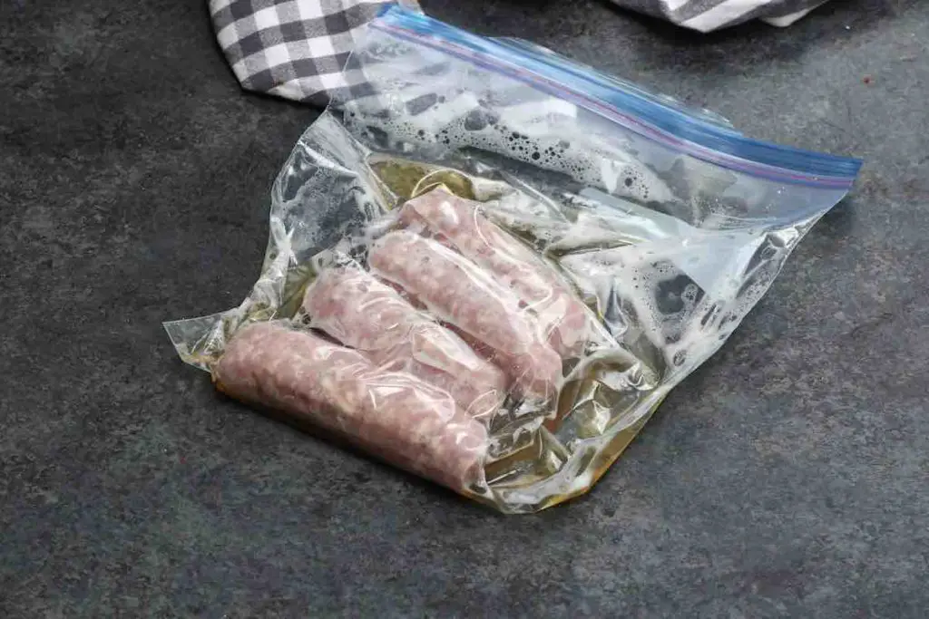 Saucisses emballées sous vide dans un sac à fermeture éclair.