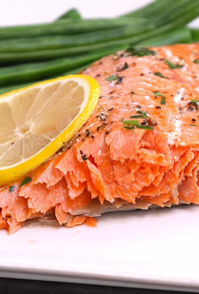 Gros plan du saumon cuit montrant une texture tendre et feuilletée.