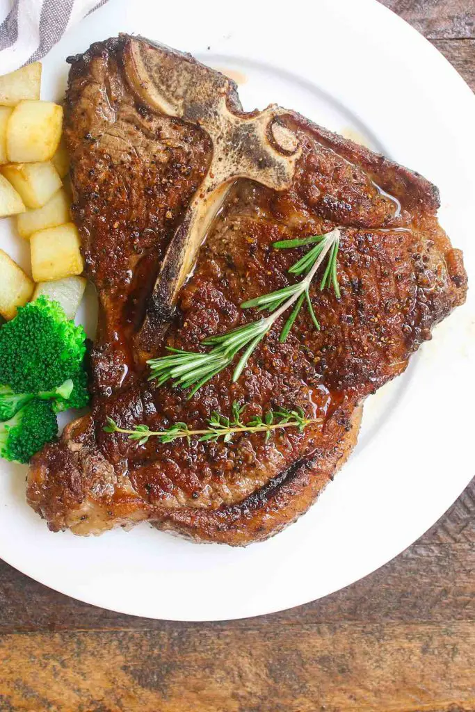 le bifteck d'aloyau sous vide est une recette infaillible pour cuisiner ce morceau de viande spécial et le rendre parfaitement tendre, juteux et savoureux. En le cuisant à une température précise dans un bain-marie sous vide et en le finissant à la poêle, on obtient le meilleur steak - c'est mieux que votre rôtisserie préférée ! #SousVideTbone #SousVideTboneSteak #SousVideSteak