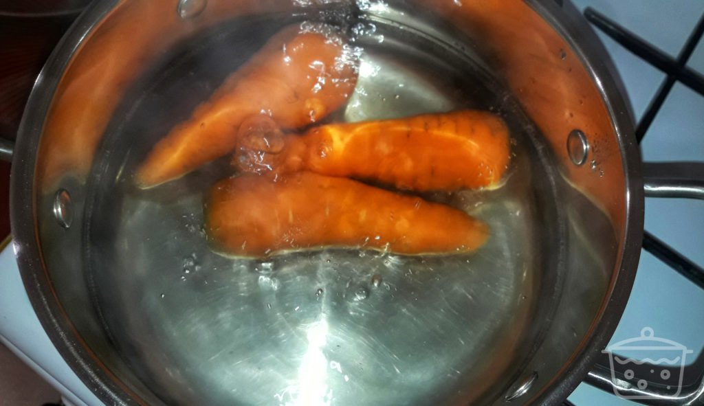 eau bouillante avec carottes