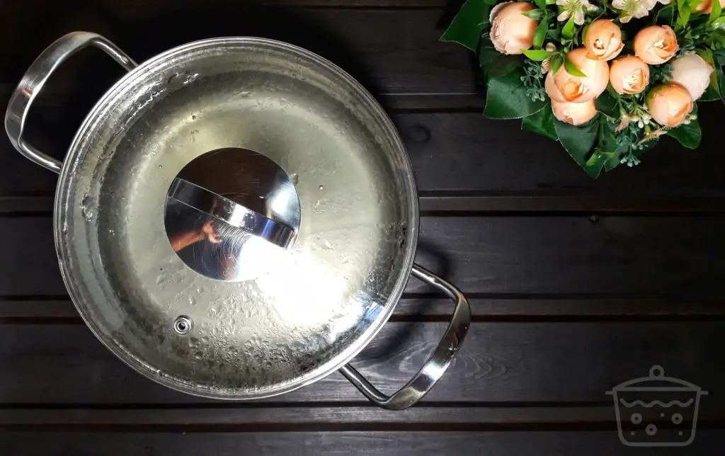 l'eau bouillante dans la casserole