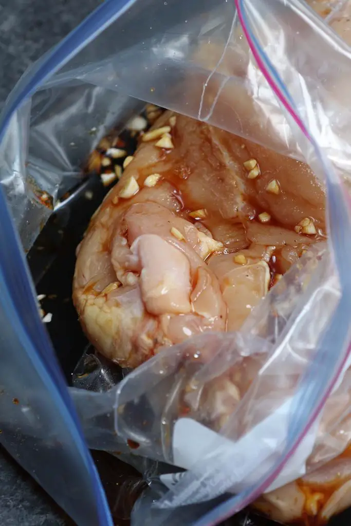 Ajouter la sauce teriyaki et les poitrines de poulet dans un sac à fermeture éclair.