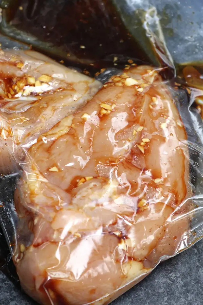 Mettez le poulet sous vide dans un sac à fermeture éclair.