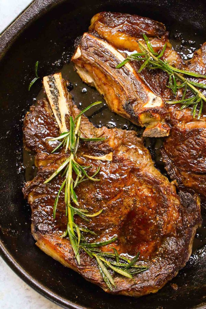 Faites dorer le steak dans une poêle après la cuisson sous vide.