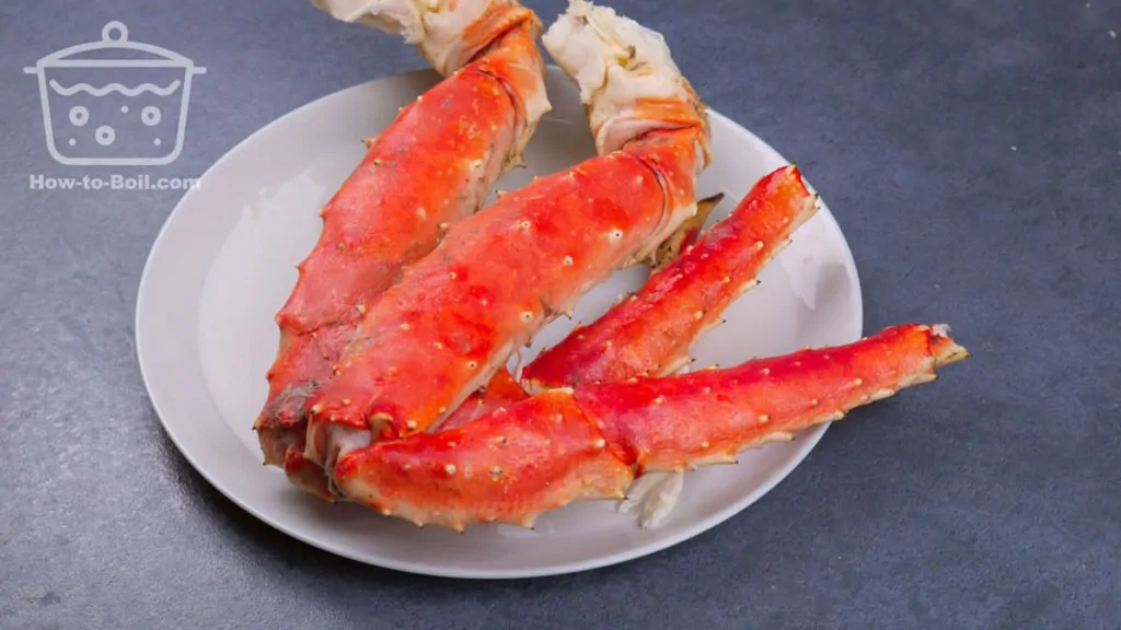 pattes de crabe sur une assiette