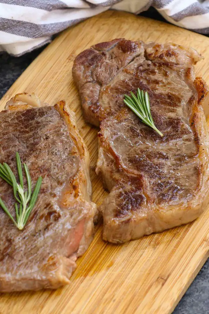 le steak de New York saisi sous vide est ma recette de steak préférée. Il suffit de quelques ingrédients simples pour faire ressortir la saveur de ce morceau populaire. La méthode sous vide permet de le cuire parfaitement d'un bord à l'autre, pour obtenir chez vous une qualité supérieure à celle d'un restaurant ! #SousVideNewYorkStrip #SousVideNYStrip #SousVideSteak