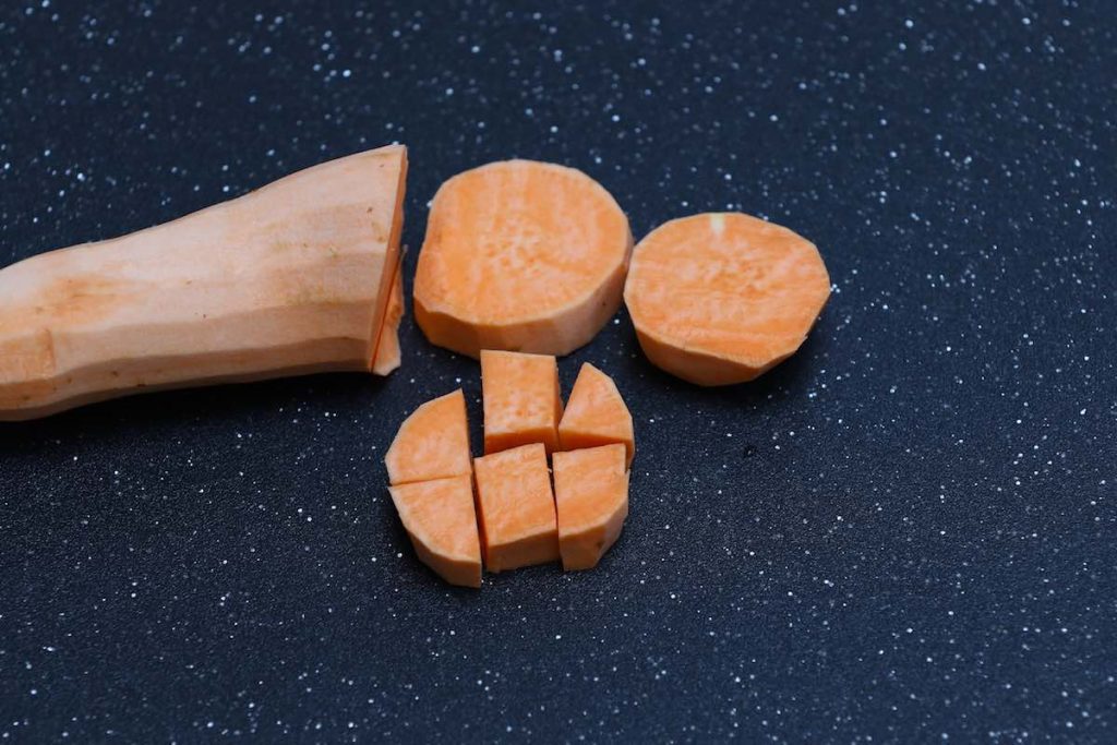 Patates douces épluchées et coupées en cubes d'un demi-pouce.
