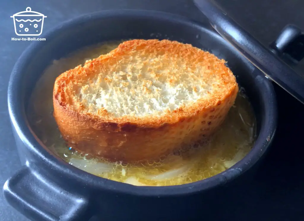 baguette grillée sur le dessus de la soupe