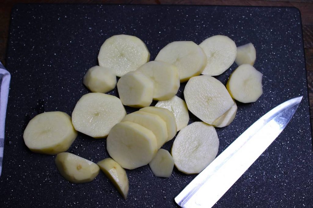 Coupez les pommes de terre en morceaux de taille égale.