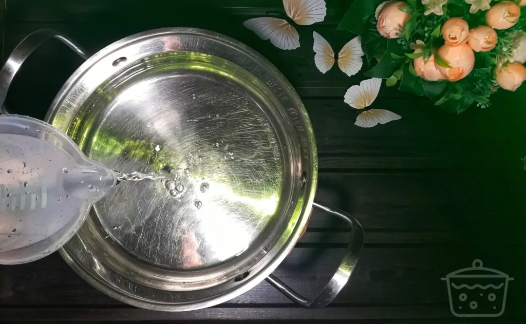 eau dans une grande casserole