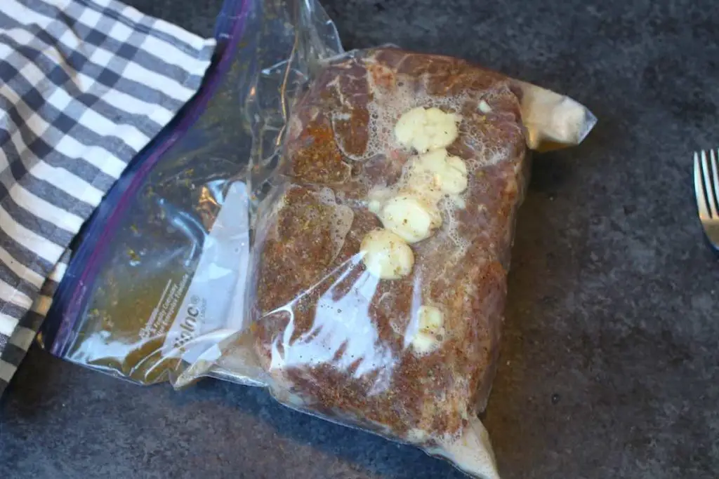 Épaule de porc emballée sous vide dans un sac à glissière.