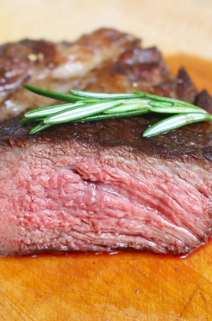 Vue en coupe d'un steak de côte de boeuf cuit à point.