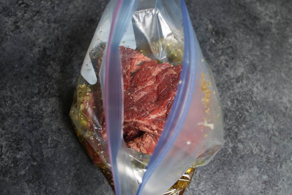 Ajouter le steak à la marinade dans un sac hermétique