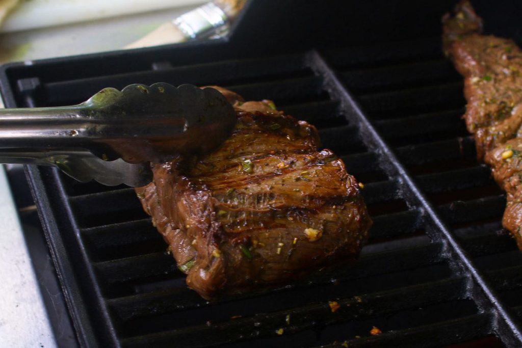 Saisissez le steak sur le gril pour terminer