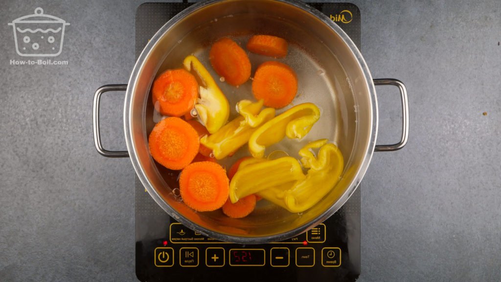 sel, carottes et poivrons dans l'eau de chauffage