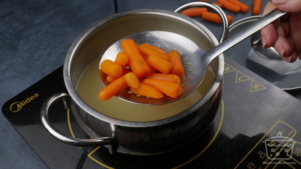 carottes miniatures dans une écumoire